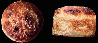 Eine "Focaccina" von bread.love, die Miniversion der großen Focaccia. Ein handliches, helles Bio-Sauerteigbrötchen mit goldbrauner Kruste, innen luftig und feucht, außen wunderbar knusprig.