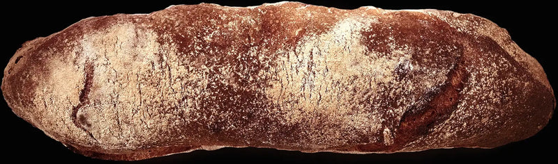 Rustikales Sauerteigbrot von bread.love mit ausgewogenem Verhältnis von Kruste und Krume, kompakt und alltagstauglich. 