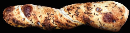 Das Yuzubängeli von bread.love. Ein daumendickes, stangenförmiges Brötchen, ähnlich einer Badischen Seele mit goldbrauner Kruste, das mit einer ungewöhnlichen, aromatischen Mischung aus Yuzu (japanischer Zitrone), Kümmel und Salz verfeinert ist.
